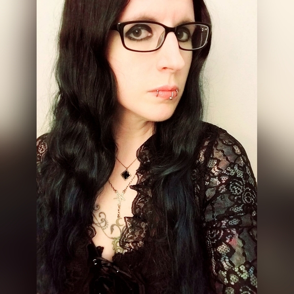 🦇 Meet your Posher, Laurie 🦇 - Picture 7 of 13